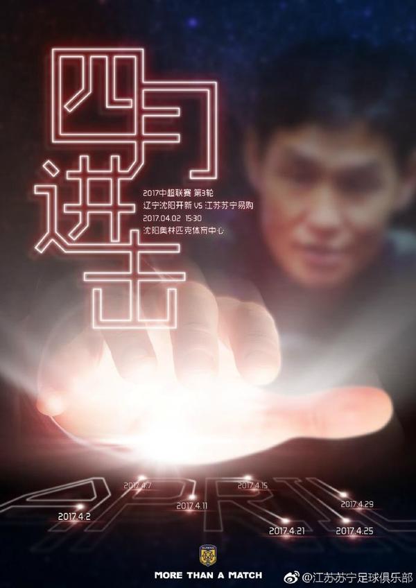 路透画面中，肖战和宋祖儿身穿学士服相视而笑；怀抱着吉他的肖战，身穿白背心校服，与穿着同款校服的宋祖儿在草地上拍摄，洋溢着青春的气息，十分养眼。