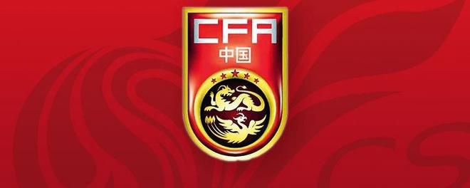 当天，彭于晏穿着清凉的无袖T恤搭短裤，戴着帽子、墨镜十分低调，手提外卖往家的方向走。
