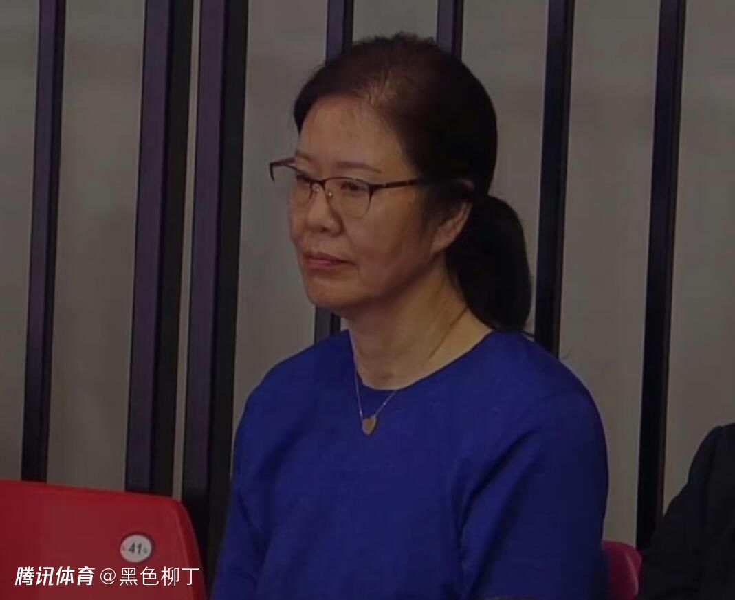 在本周上映的新片《逆鳞》中，沈腾带来犯罪片首秀，饰演极具城府又坚守规则的帮派“大哥”尊非。