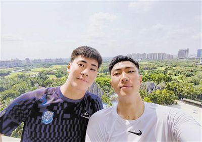 活泼好动、幽默风趣，戴着啤酒瓶盖子的尼科是一只金丝雀。