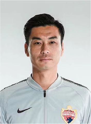 她下楼买碗云吞面也要换上整齐的旗袍，扣好每一枚扣子。