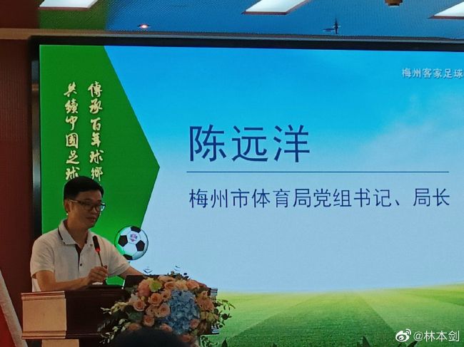 刘雯秀长腿撩发气场强，曾之乔卡通蛇裙秀香肩。