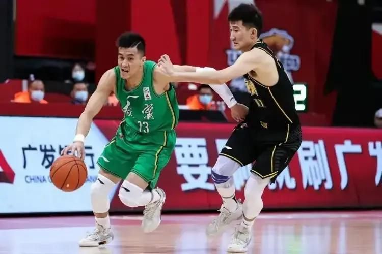 杨洋身陷江湖 饰90后白月光展昭 2024-05-15 改编自minifish的同名小说，由吴桐担任编剧，刘洪源执导，侯鸿亮任制片人的古装武侠探案剧《雨霖铃》发布全新海报，并官宣由杨洋领衔饰演男主角展昭，协心戮力打造一段为公义行侠、为苍生仗剑的江湖传奇。