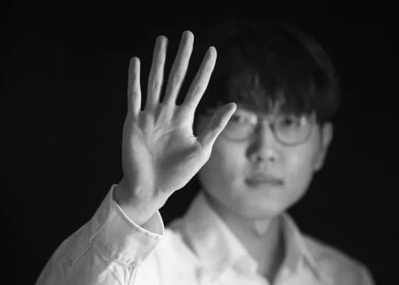 是枝裕和新作《箱中羊》官宣 绫濑遥×大悟饰夫妻 2025-09-29 日前，是枝裕和新作《箱中羊》（箱の中の羊）官宣，影片由绫濑遥和搞笑艺人大悟（千鸟）双主演，这是两人首次合作，将饰演一对夫妻。