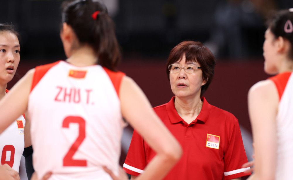 女神全智贤拍戏五助理贴身护驾 排场远大金秀贤 2014-02-26 有媒体贴身追访这位国民女神全智贤拍剧情况，报道指天后级的全智贤排场很大，无论是开工还是吃饭，都有五名助手跟身，即使开餐时都要封场，比剧中的“千颂伊”更有架势。