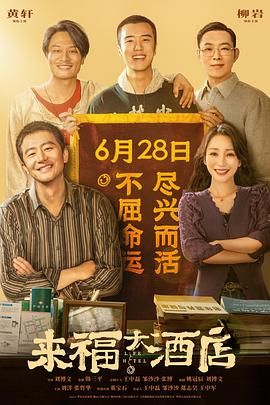 婚礼现场浪漫梦幻，陶昕然与老公何建泽甜蜜拥吻，幸福满满。