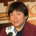 奥兰多带子出门父爱满满 小弗林骑大马开心卖萌 2013-12-17 当地时间12月16日，纽约，奥兰多·布鲁姆带着弗林出门散步，小弗林坐在爸爸肩膀上骑大马，还吐舌卖萌，而奥兰多心情也很好，看着可爱的儿子笑容不断。